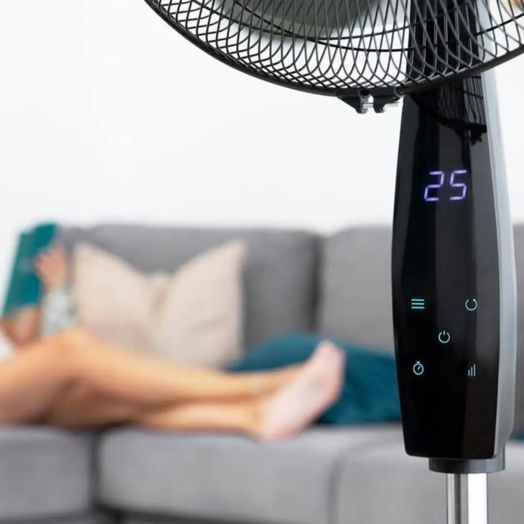 Primer plano del panel LED del ventilador Cecotec EnergySilence Smart, con controles intuitivos y visualización clara de funciones – Electrocash