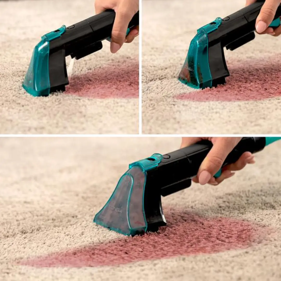 Imagen del aspirador Cecotec A01_EU01_100073 en funcionamiento sobre un sofá, aplicando spray para limpieza profunda – Electrocash