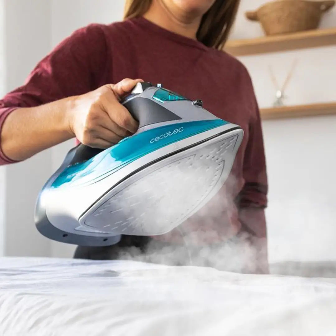 Imagen de la plancha Cecotec Fast&Furious 05523 utilizada sobre una camisa, destacando su potencia de vapor – Electrocash