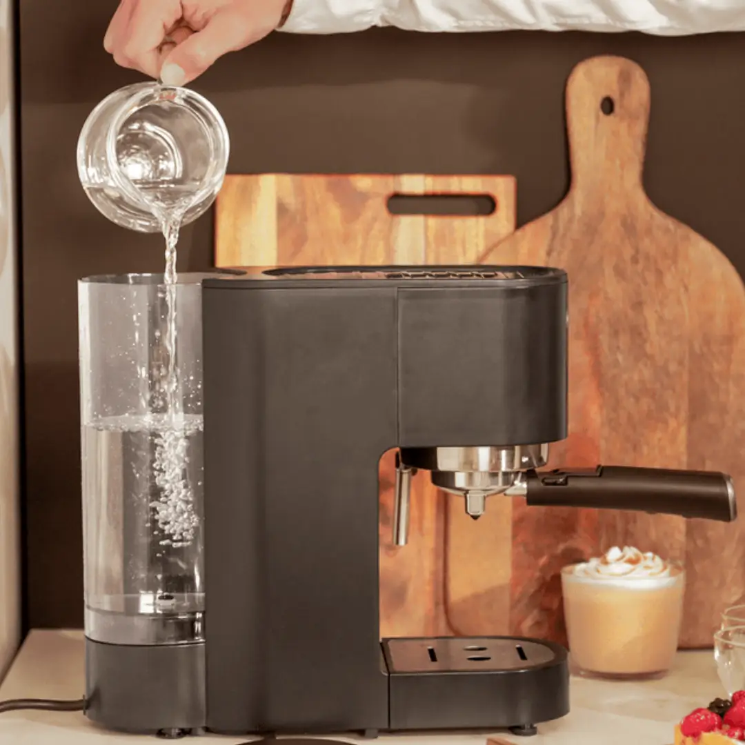 Cafetera espresso Cafelizzia Fast Cecotec 01726 en uso, mostrando el proceso de preparación del café con vaporizador y 20 bares de presión – Electrocash