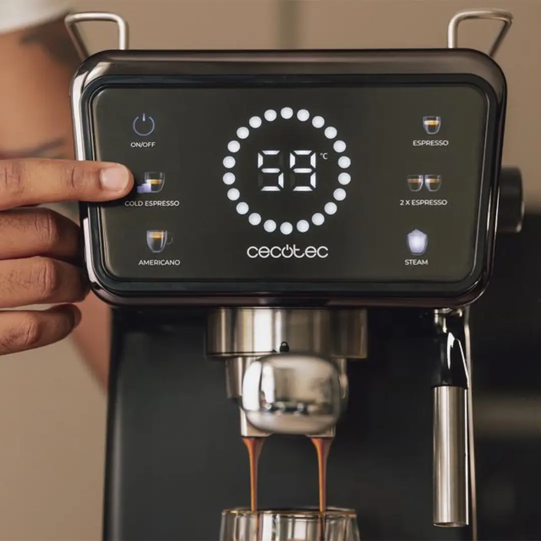 Cafetera espresso ColdBrew Touch Cecotec 00269 en uso, preparando café con 20 bares de presión y vaporizador – Electrocash