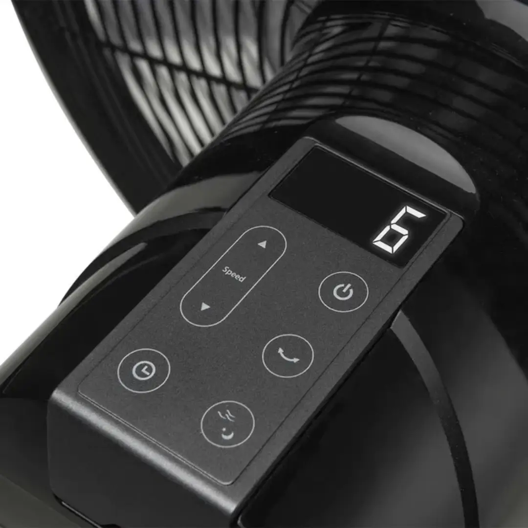 Primer plano del panel de control del ventilador Orbegozo SF 5045 DC con botones y funciones visibles – Electrocash