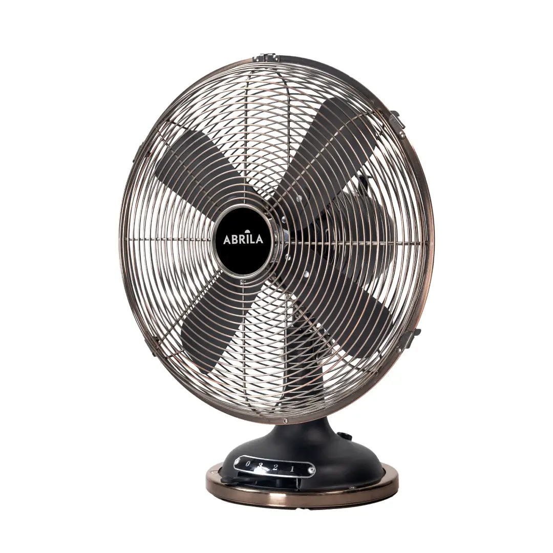 Vista del ventilador de mesa Capitolio Abrila en color negro, compacto pero potente con 3 velocidades y diseño elegante para cualquier estancia – Electrocash
