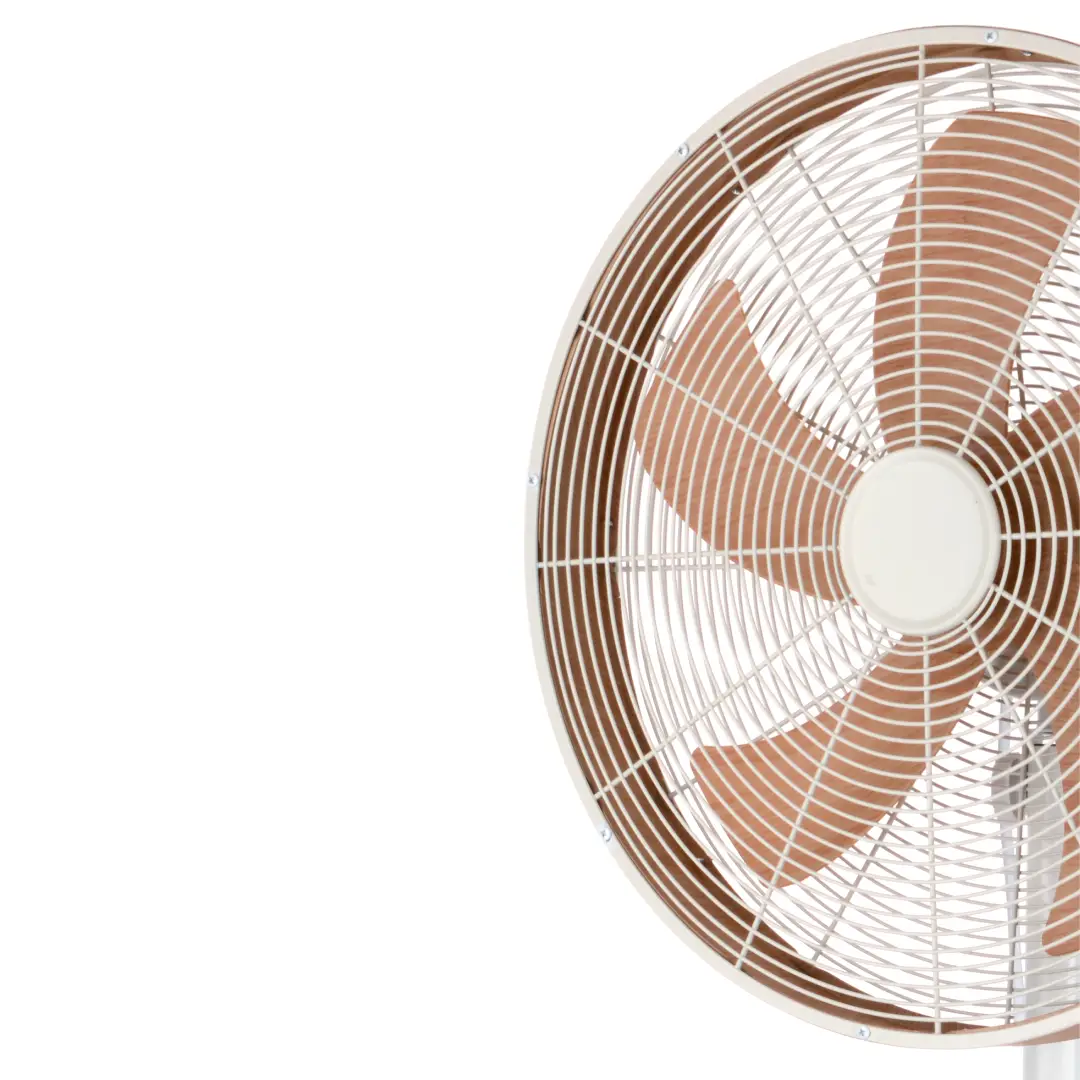 Primer plano del ventilador Alcañiz Blanco Abrila mostrando sus 5 aspas y rejilla frontal, con diseño moderno y eficiente – Electrocash