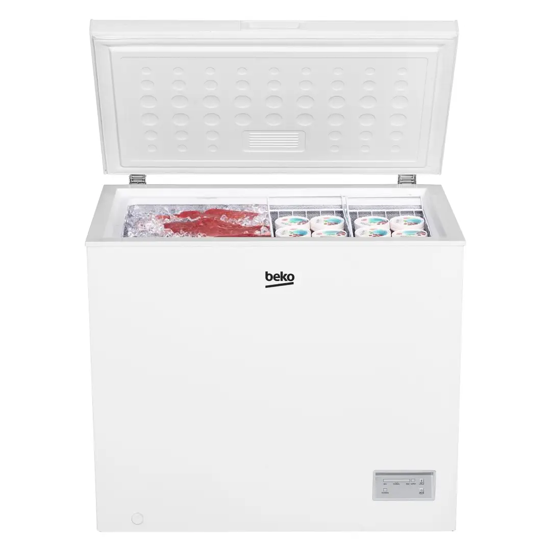 Interior del congelador Beko CF-200EWN abierto y completamente lleno, mostrando su gran capacidad y organización del espacio – Electrocash
