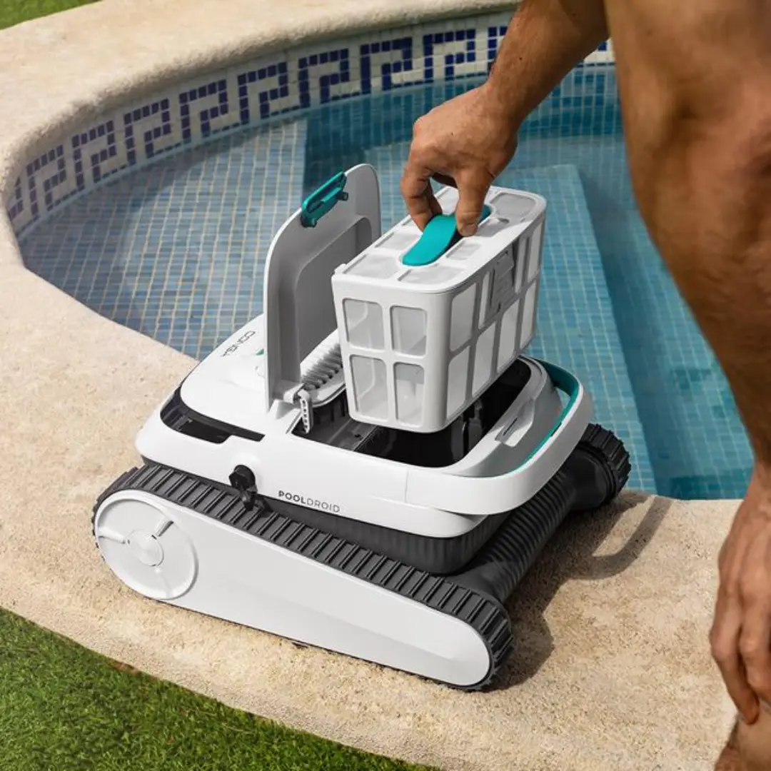 Imagen del robot Cecotec Pooldroid 5000 con el filtro siendo retirado para su vaciado y limpieza – Electrocash