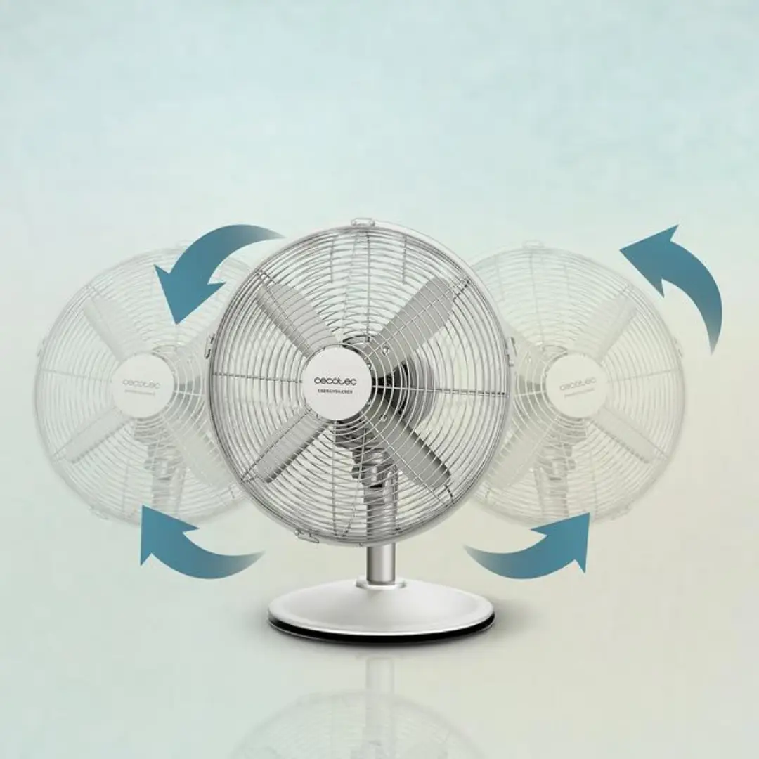 Imagen del ventilador Cecotec SteelDesk 610 en funcionamiento, destacando su movimiento de giro lateral para una distribución uniforme del aire – Electrocash