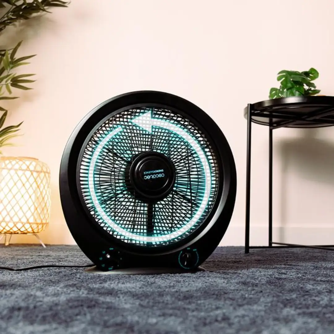 Ventilador BoxFan 04603 Box Black de Cecotec funcionando en una casa, ideal para refrescar espacios – Electrocash