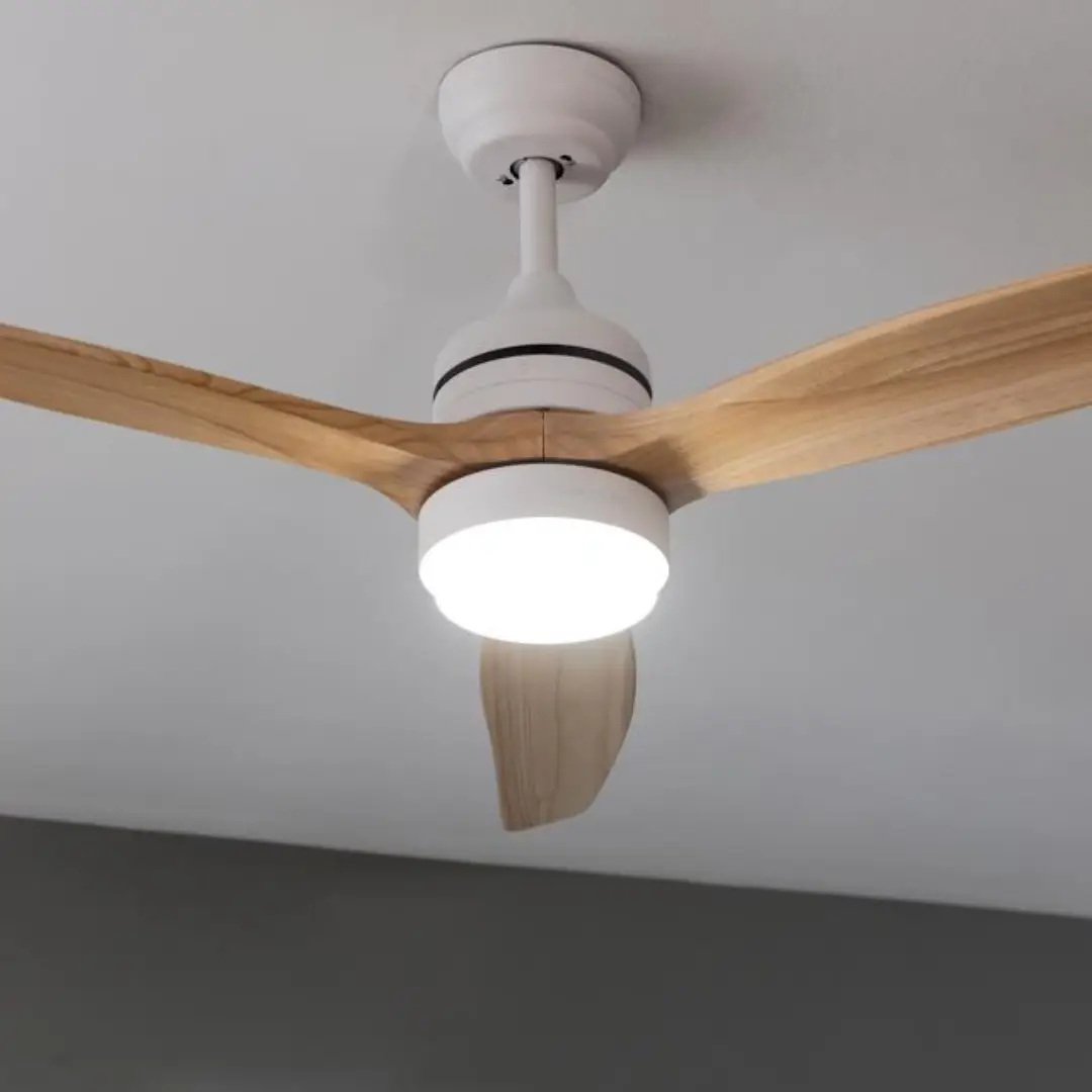 Primer plano del ventilador Cecotec Aero 5275 WhiteWood mostrando su luz LED de 18W encendida, perfecta para iluminar cualquier estancia – Electrocash