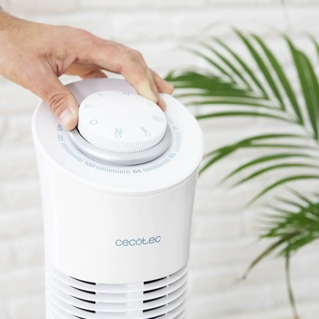 Primer plano del panel de control del ventilador Cecotec 6090 Skyline con botones accesibles para ajustar velocidad, temporizador y oscilación – Electrocash