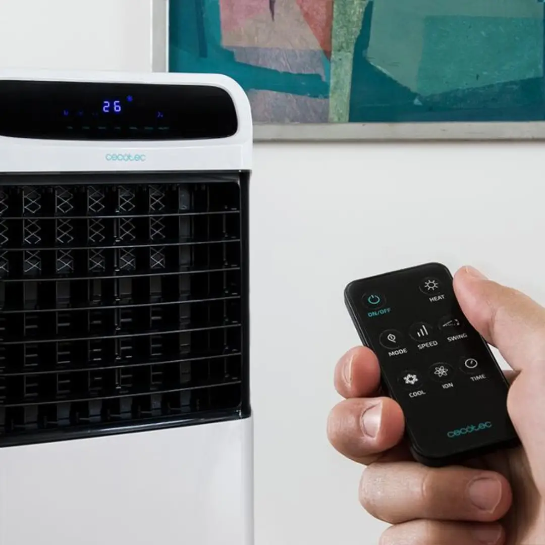 Imagen del climatizador Cecotec PureTech 6500 siendo controlado con el mando a distancia para ajustar funciones fácilmente – Electrocash
