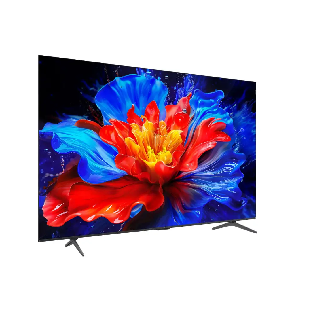 Vista en ángulo del televisor TCL 85P8K mostrando su delgado perfil y calidad de imagen QLED 4K