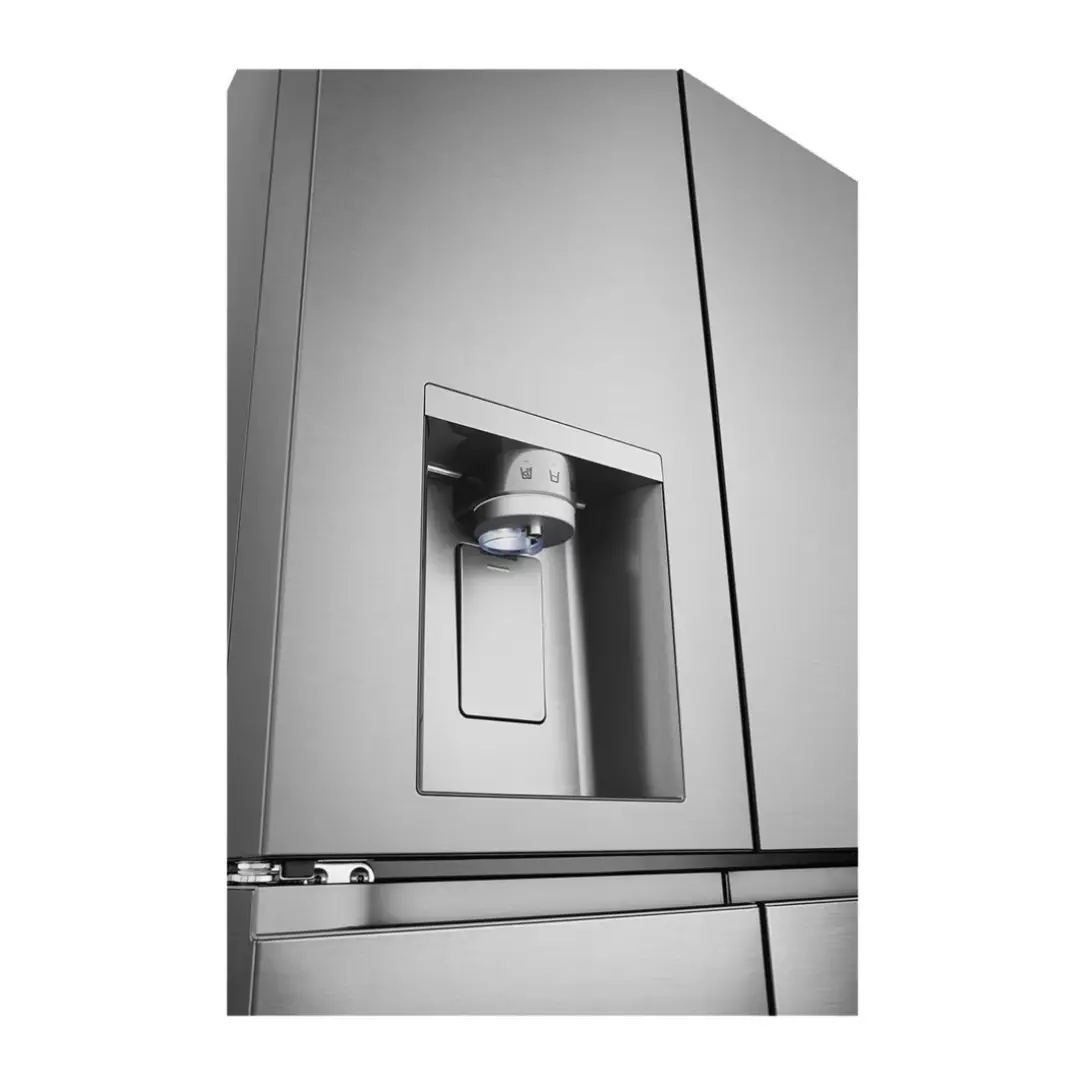 Primer plano del dispensador de agua y hielo integrado en la puerta del frigorífico LG – Electrocash