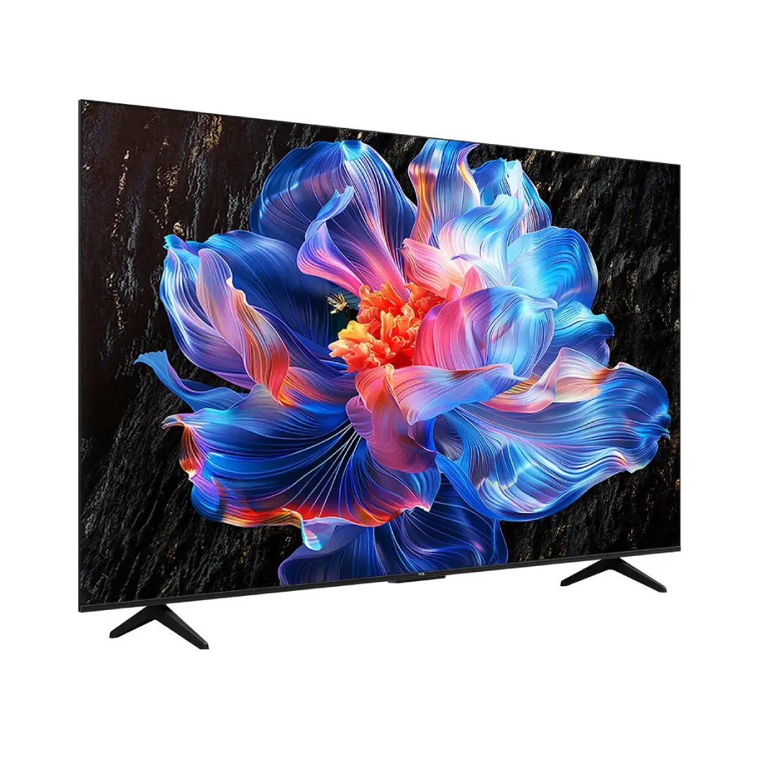 Vista lateral frontal del televisor TCL 75P6K mostrando su diseño moderno y biseles finos – Electrocash