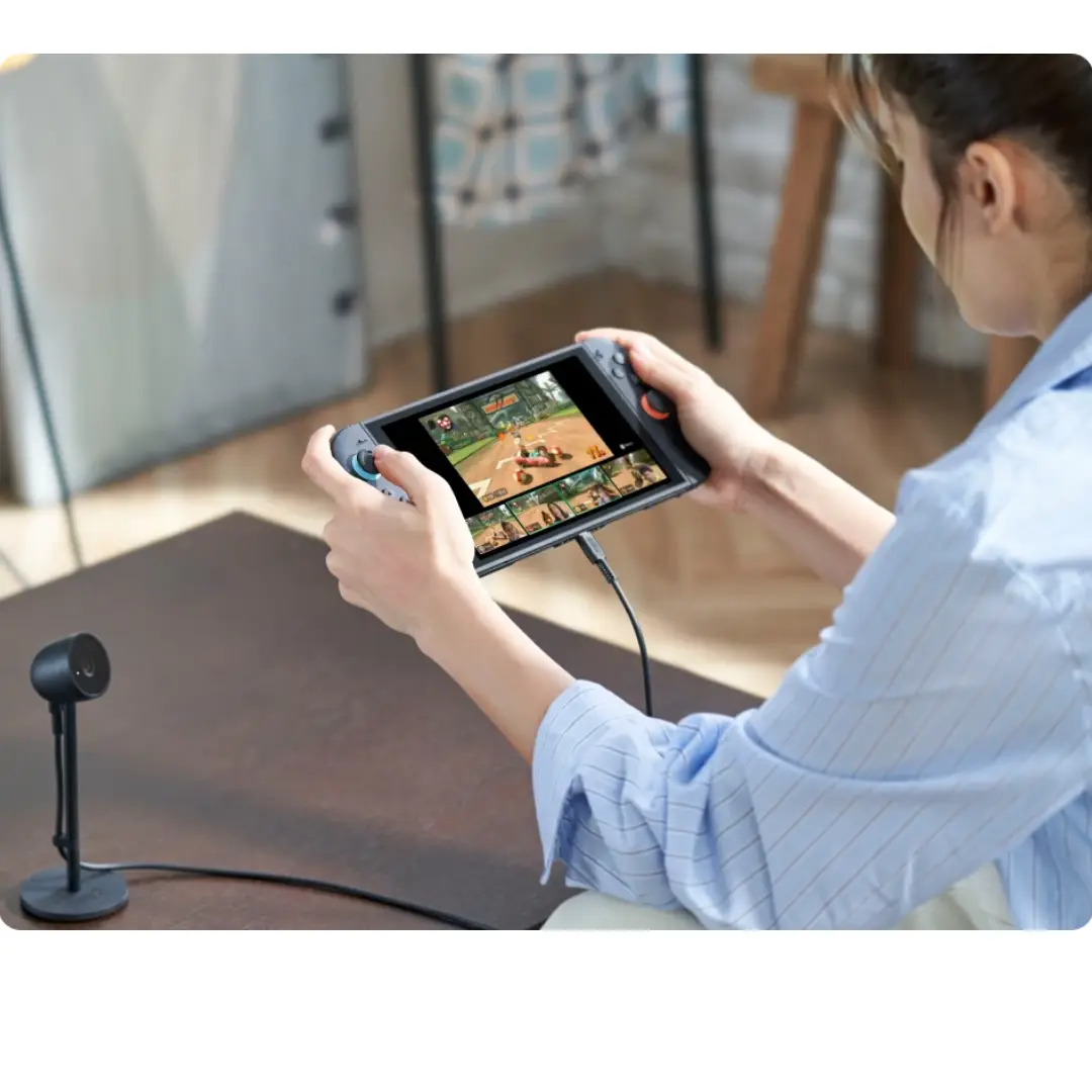 Imagen de la Nintendo Switch 2 en modo portátil con cámara encendida, perfecta para videollamadas o funciones interactivas – Electrocash