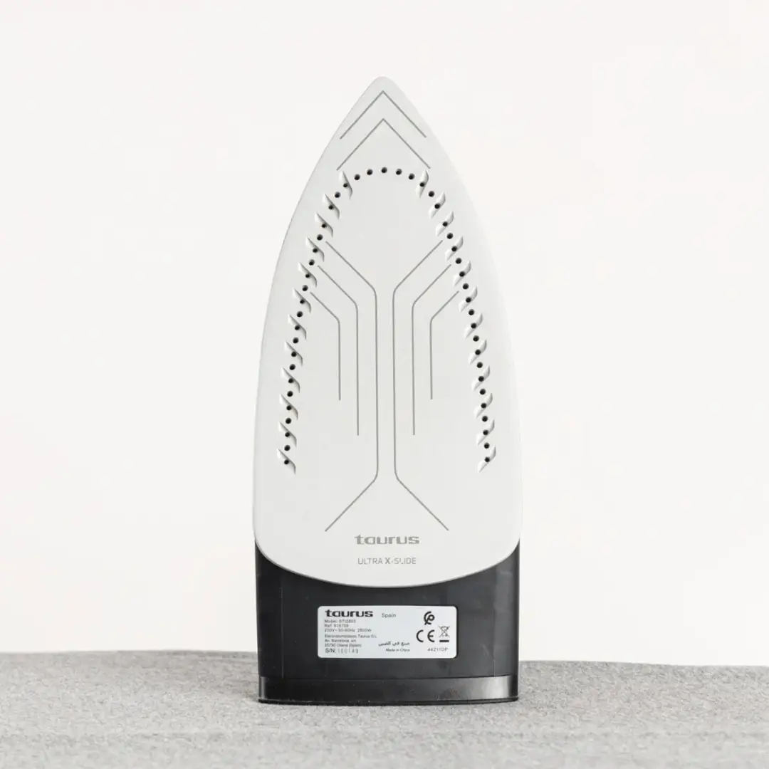 Parte inferior de la plancha TAURUS Atlas 2800 Ceramic con suela cerámica extra grande – Electrocash