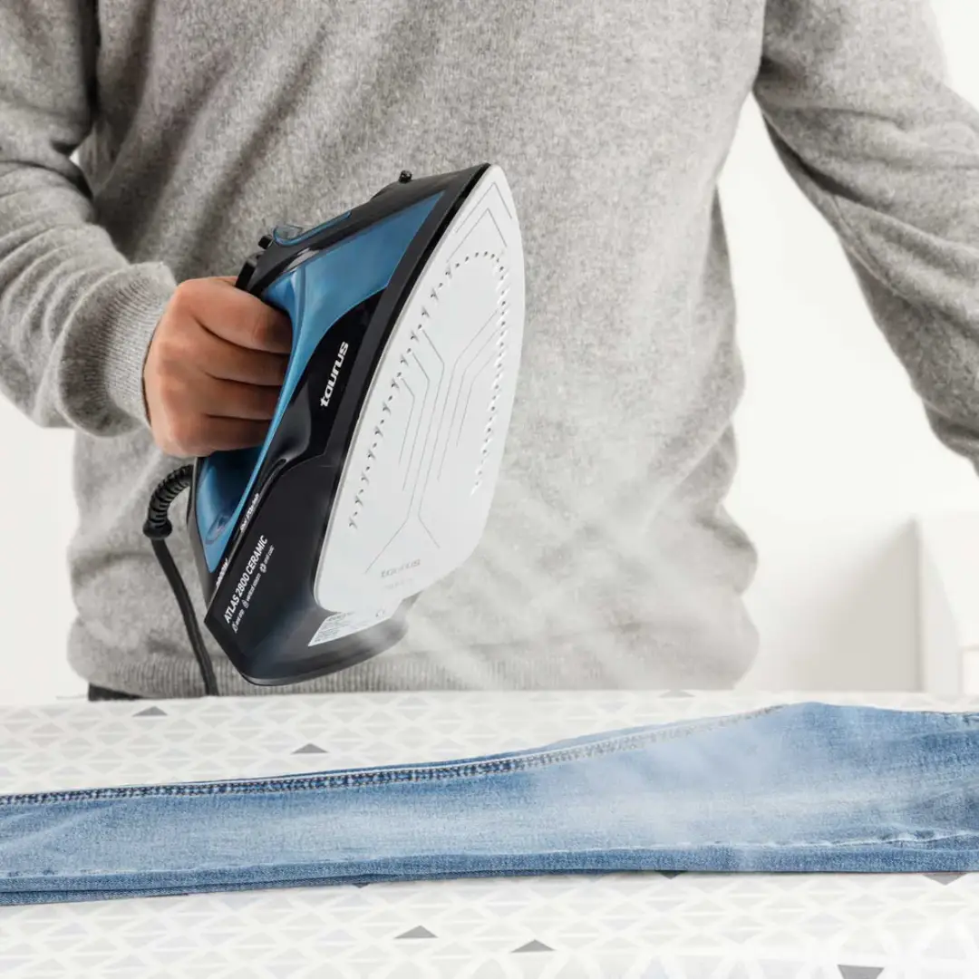 Imagen de la plancha TAURUS Atlas 2800 Ceramic en acción, planchando ropa con golpe de vapor – Electrocash