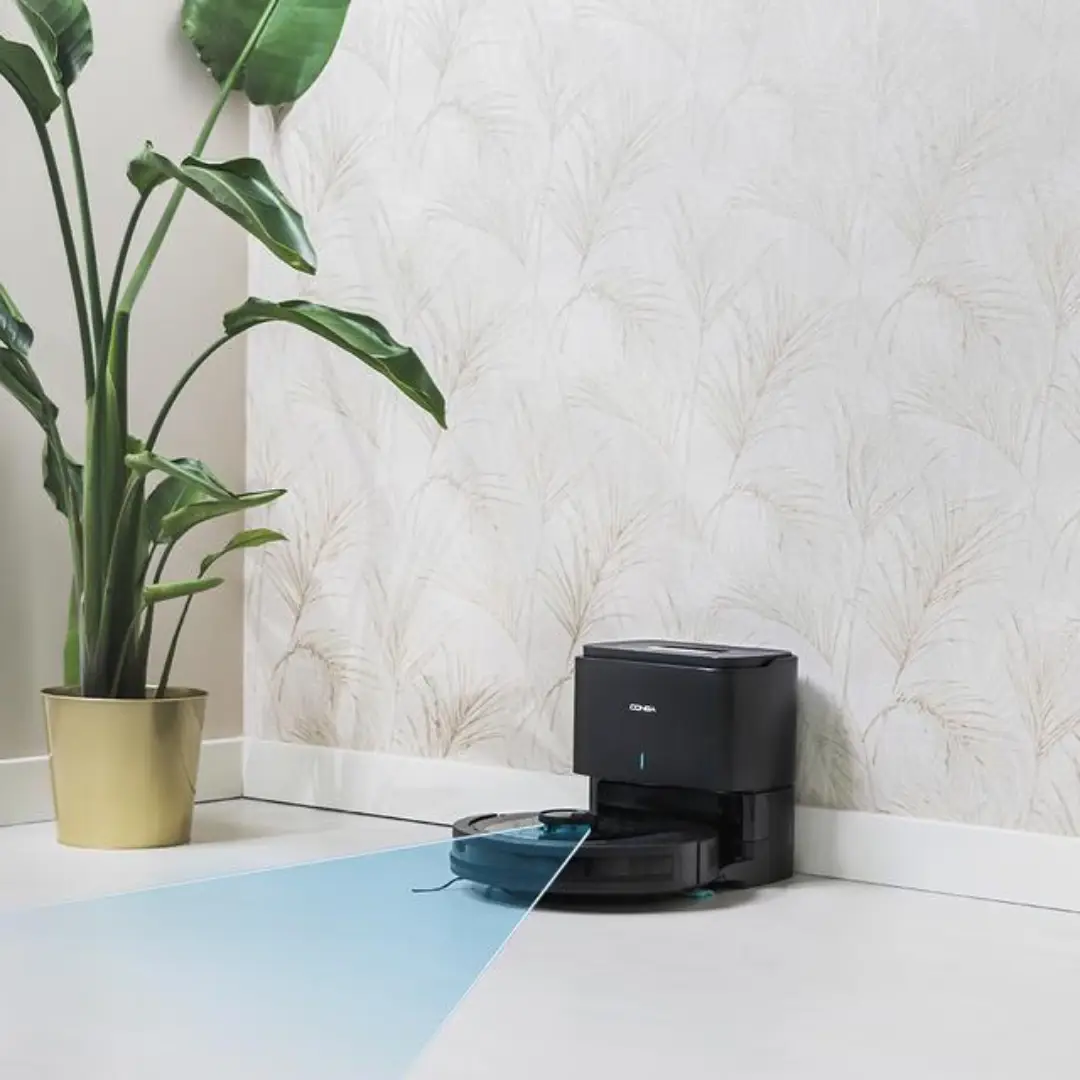 Robot aspirador Cecotec Ultimate 7490 en funcionamiento sobre suelo de madera – Electrocash