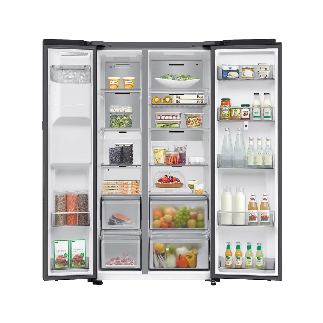 Frigorífico americano Samsung RS90F66BEFEF totalmente abierto y lleno con alimentos organizados – Electrocash