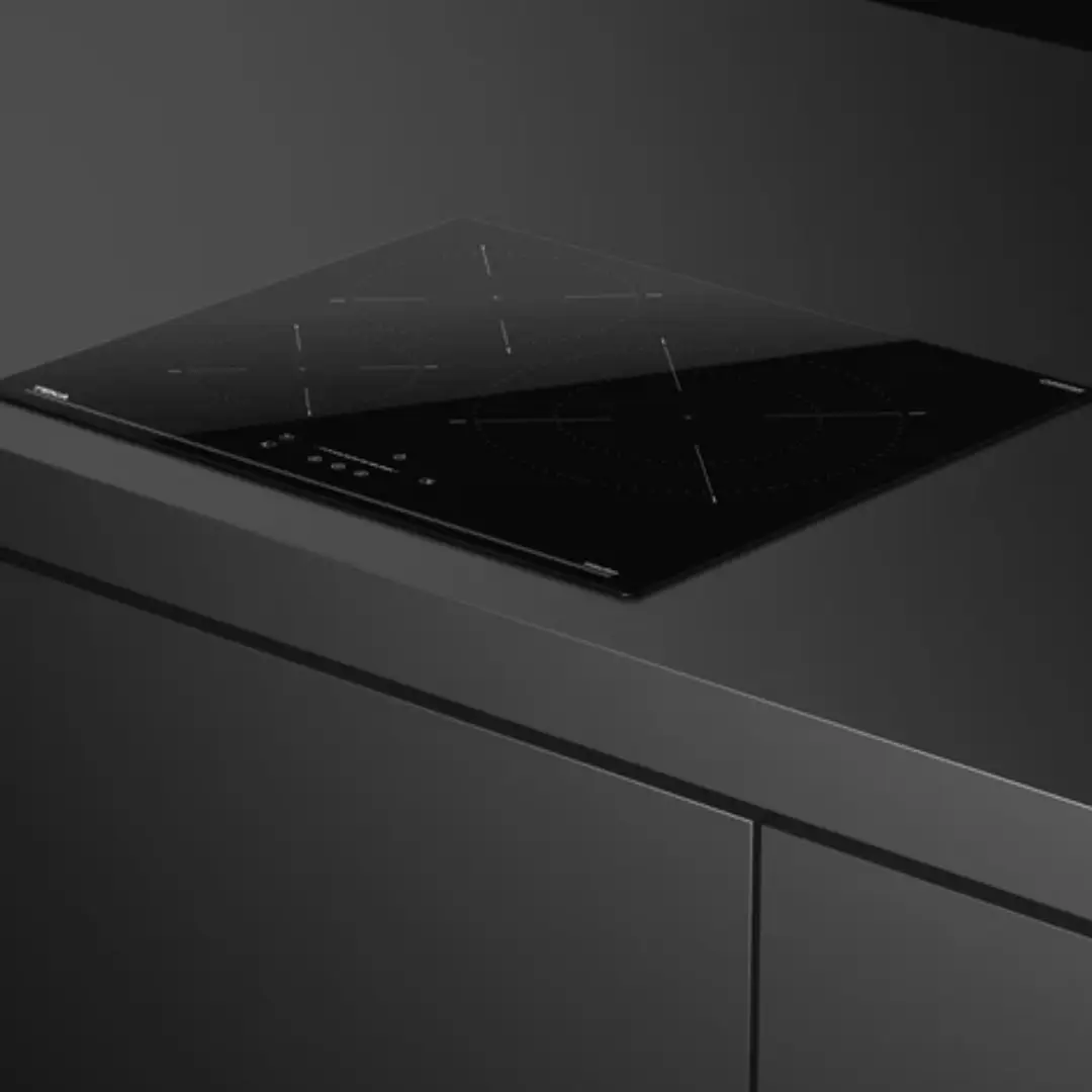 Placa de inducción Teka IBC 63110 integrada en encimera con menaje sobre ella, ilustrando su uso práctico y diseño elegante – disponible en Electrocash