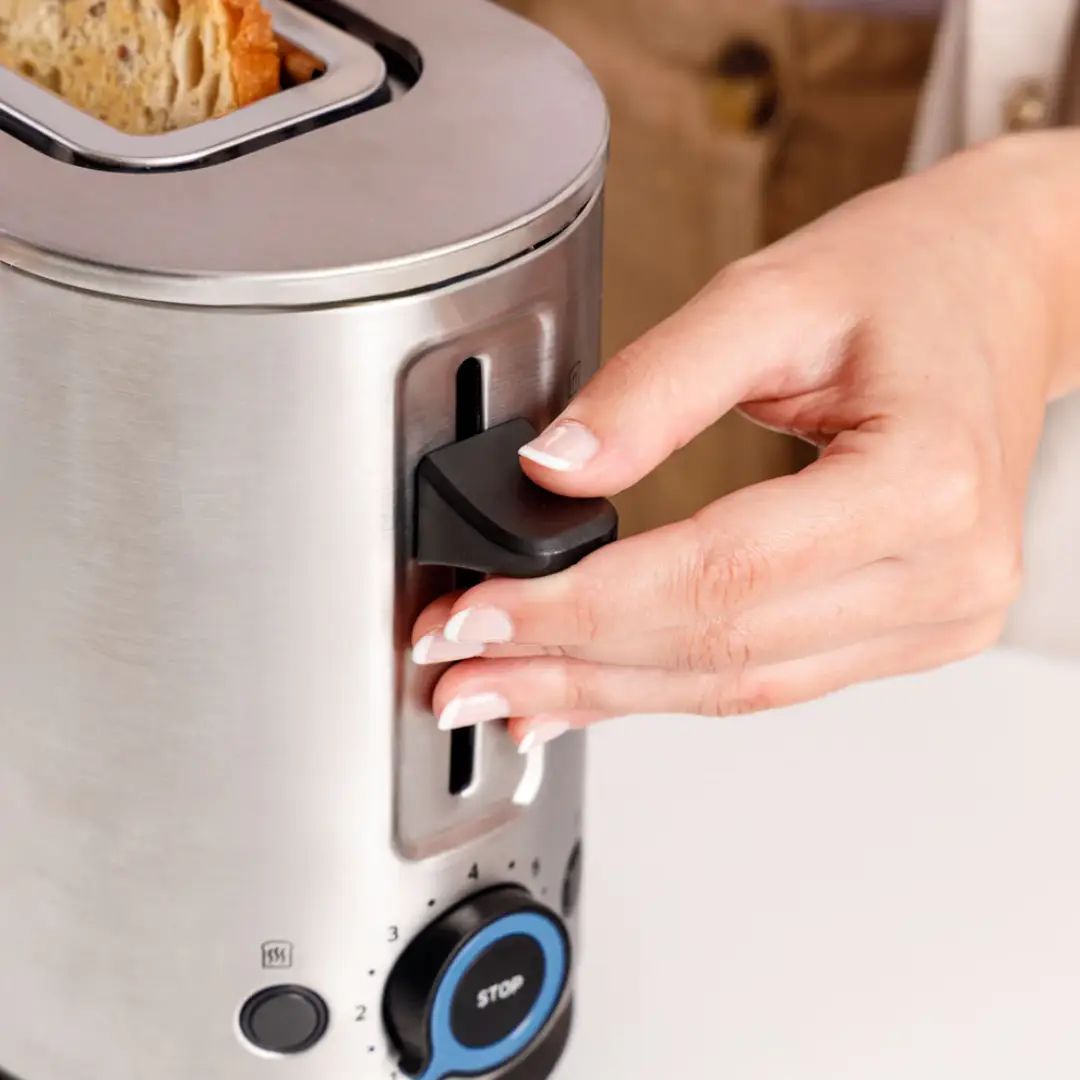 Primer plano de los controles del tostador MYTOAST LEGEND de Taurus con selector de nivel de tostado y botón de parada – Electrocash