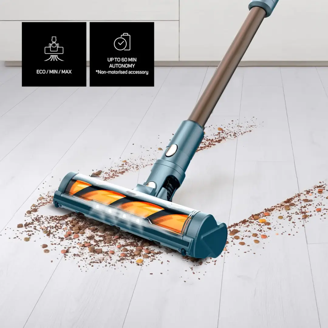 Imagen del aspirador escoba Taurus Homeland Digital Flex aspirando el suelo con facilidad gracias a su tubo flexible – Electrocash