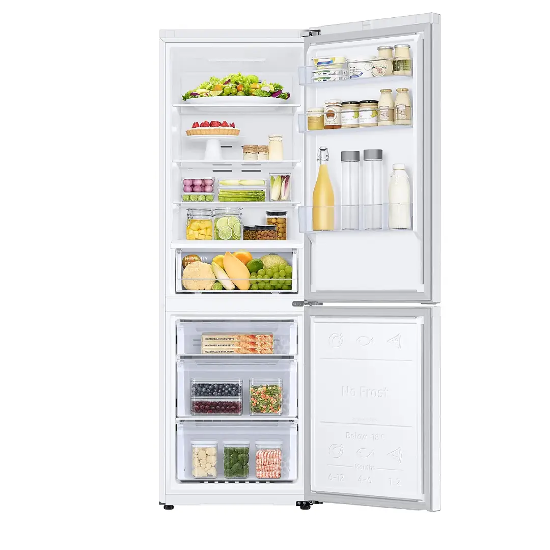 Imagen del Samsung RB-34C600CWW/EF abierto y completamente lleno, mostrando bandejas y cajones organizados – Electrocash