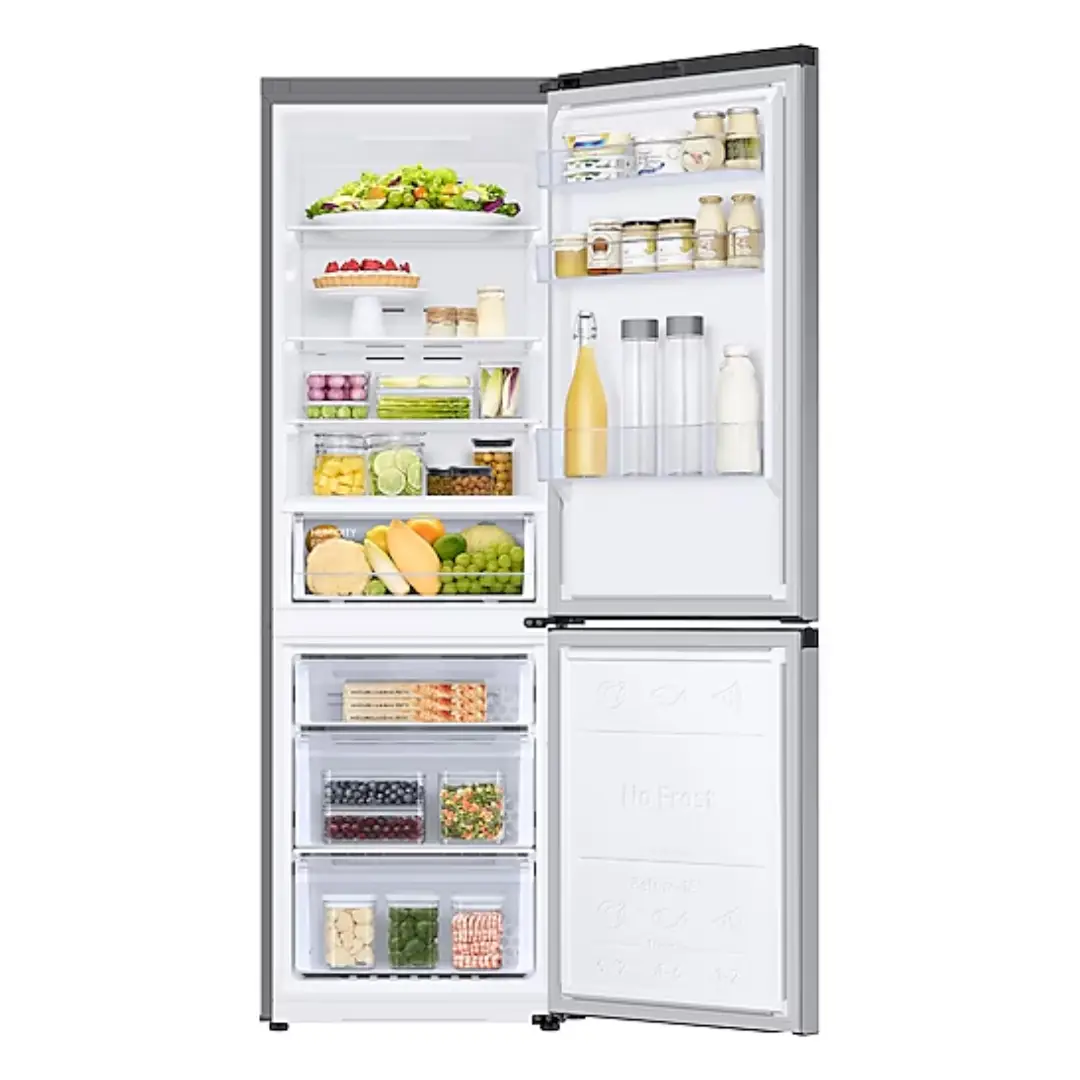 Imagen del frigorífico Samsung RB-34C600CSA/EF abierto, mostrando su interior repleto de alimentos con estantes amplios y cajones de conservación – Electrocash