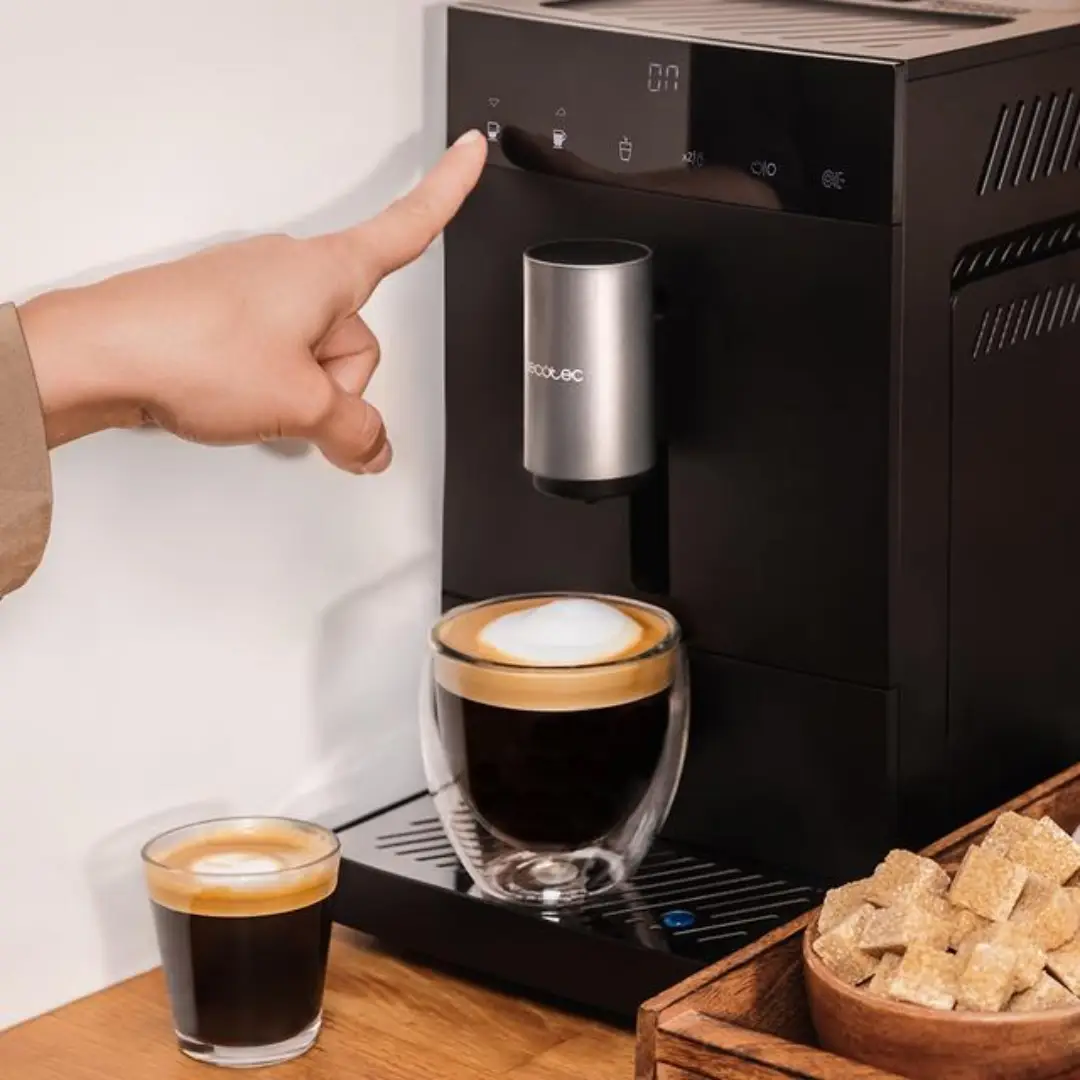 Imagen de la cafetera Cremaet Cecotec 01636 en funcionamiento, preparando café y demostrando su facilidad de uso y eficiencia en la elaboración de bebidas calientes.