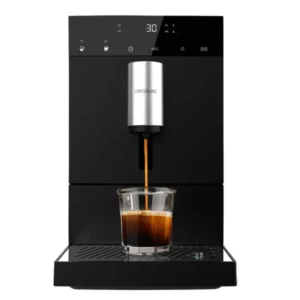 Imagen principal de la cafetera automática Cremaet Cecotec 01636 mostrando su elegante diseño, presión de 19 Bar y display LED para preparar cafés y bebidas con espuma de leche de forma profesional.