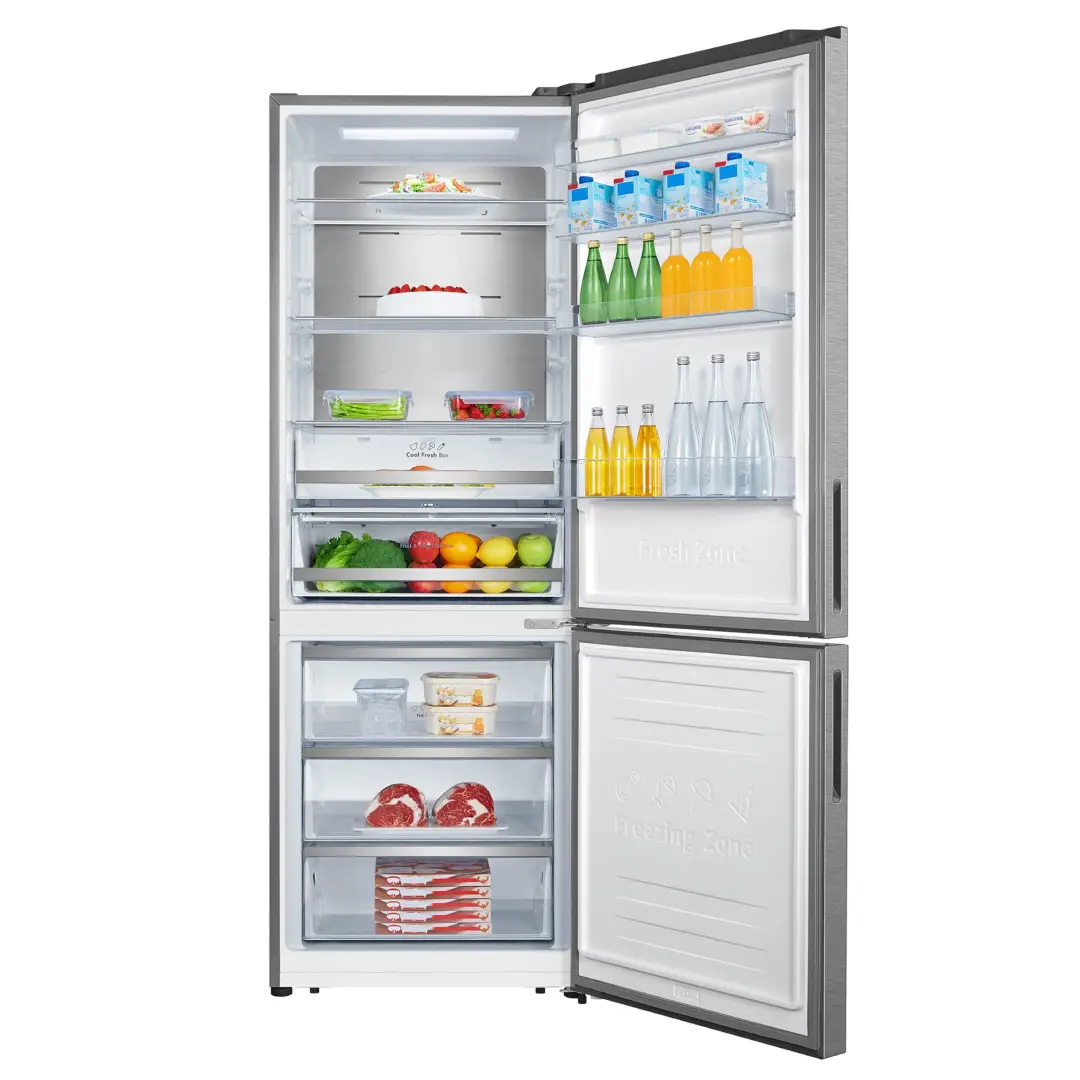 Vista frontal del frigorífico combi Hisense RB-645N4BIC abierto y lleno, mostrando todos sus compartimentos y estantes.