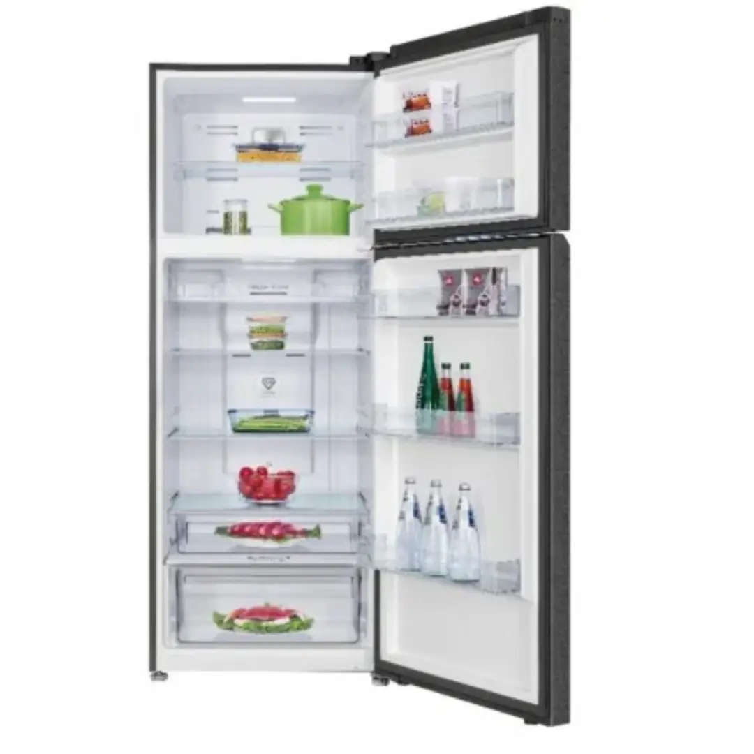 Frigorífico TCL RP-465TWE1 abierto y lleno mostrando su interior espacioso con estantes y cajones organizadores – Imagen para Electrocash.