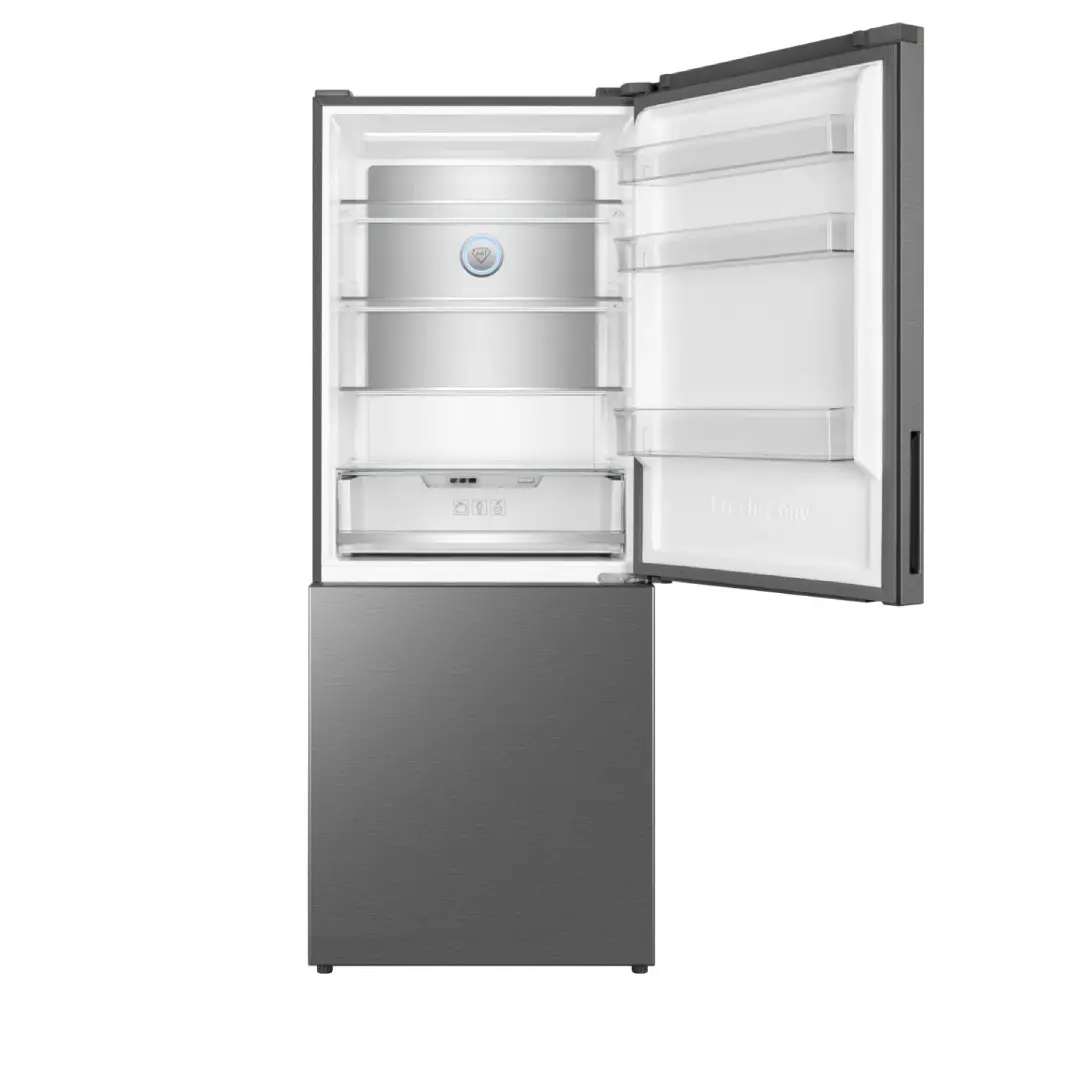 Frigorífico combi TCL RP417BXE0 abierto y vacío mostrando su distribución interior, estantes amplios y zona de congelador.
