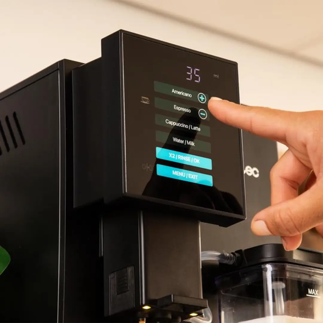 Primer plano del panel táctil de la cafetera Cremaet Compactccino Black mostrando los controles para seleccionar diferentes tipos de café y ajustar la espuma de leche fácilmente.