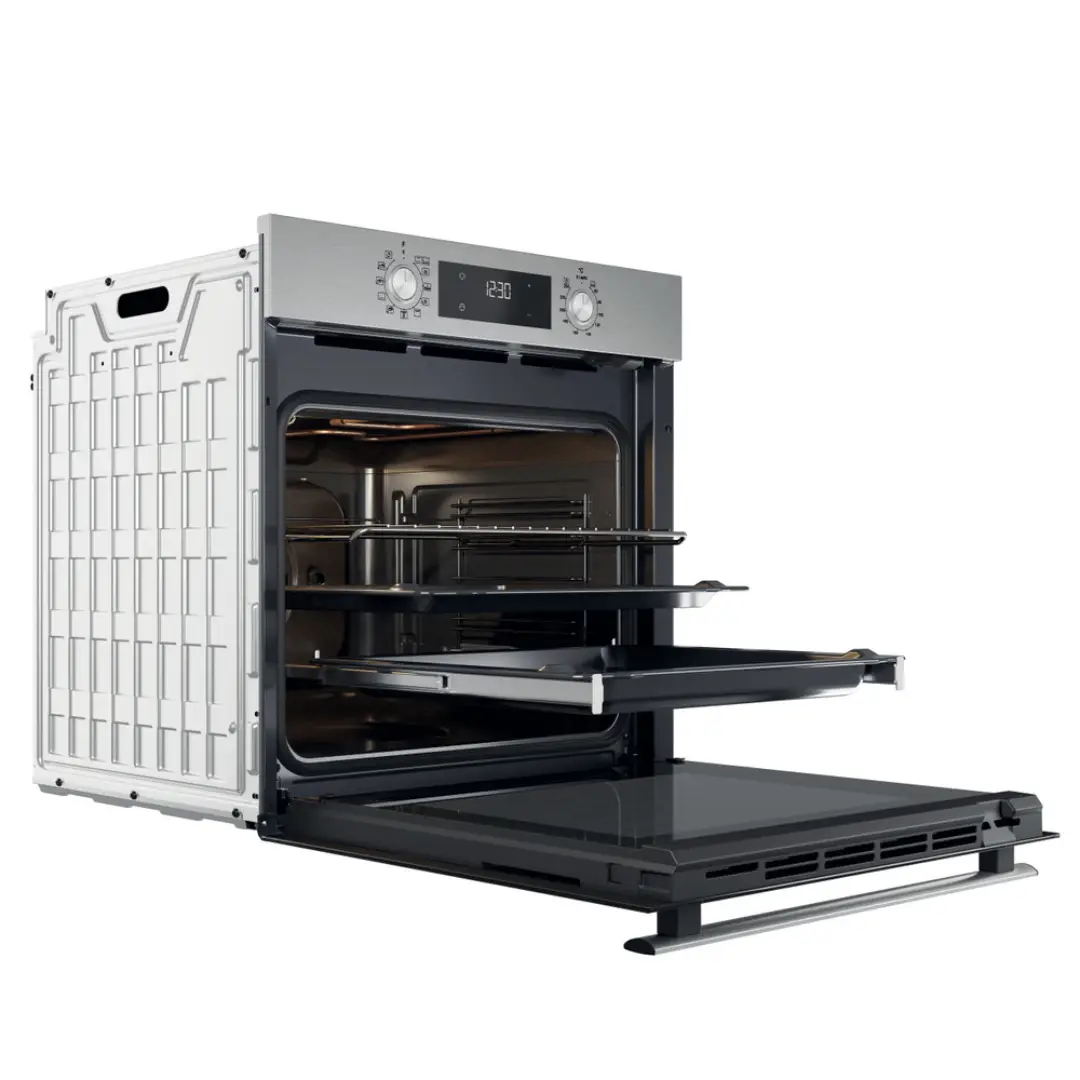 Vista lateral del horno Whirlpool OMR-58HU1X abierto, destacando su diseño y accesibilidad de bandejas – disponible en Electrocash.