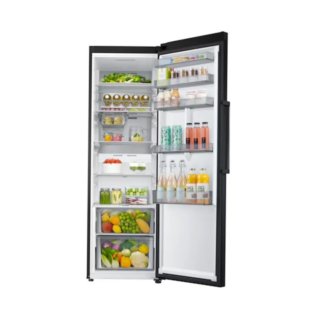 Imagen del frigorífico Samsung RR-39C7EC5B1/EF abierto y lleno, mostrando su capacidad de almacenamiento con alimentos y bebidas, disponible en Electrocash.