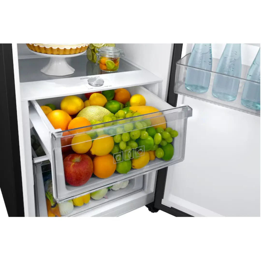 Primer plano del cajón de verduras del Samsung RR-39C7EC5B1/EF, mostrando su diseño, espacio y organización para frutas y verduras, disponible en Electrocash.