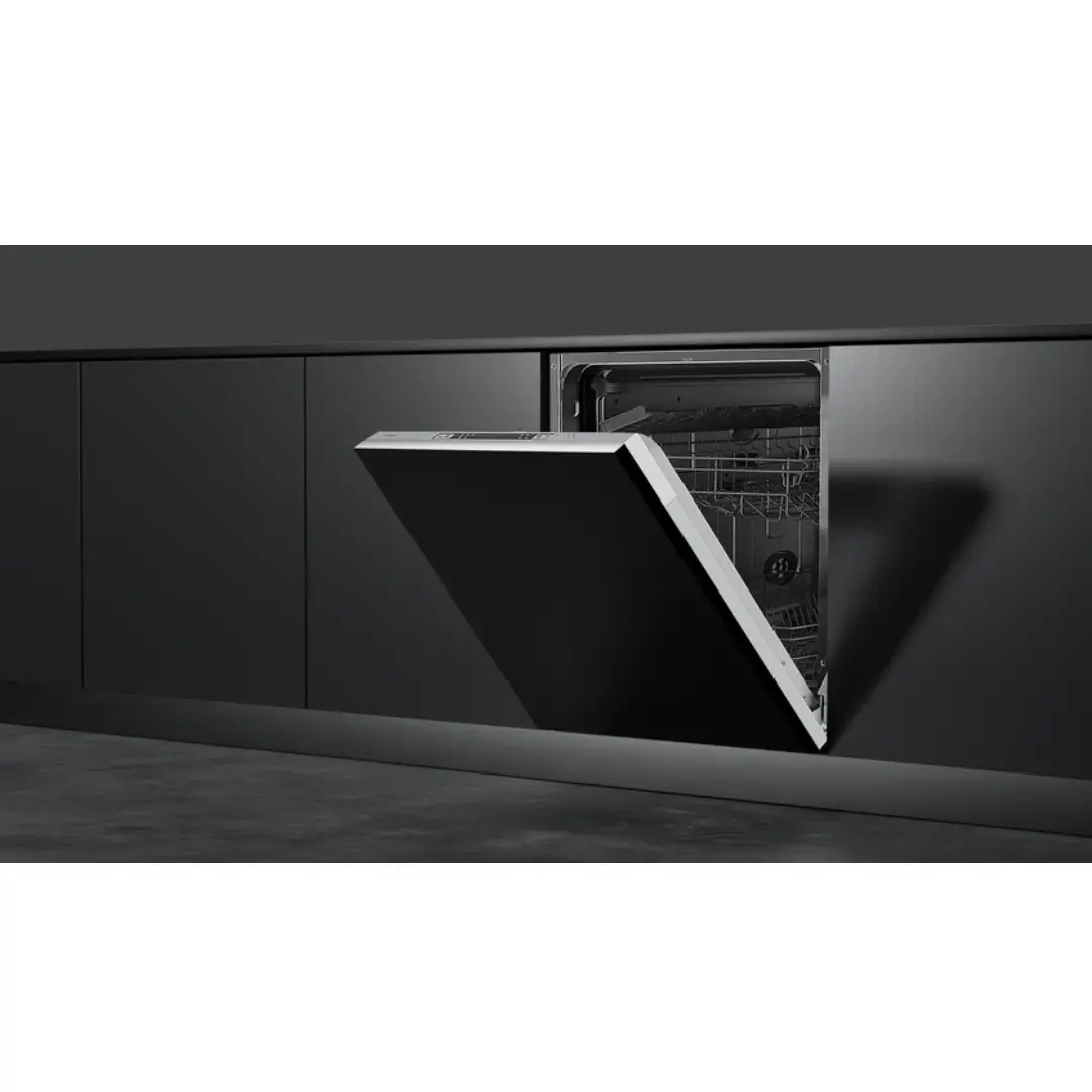 Vista del lavavajillas integrable Teka DFI-46650 de 60 cm instalado en una cocina, integrado con el mobiliario gracias a su sistema Sliding Door, disponible en Electrocash.
