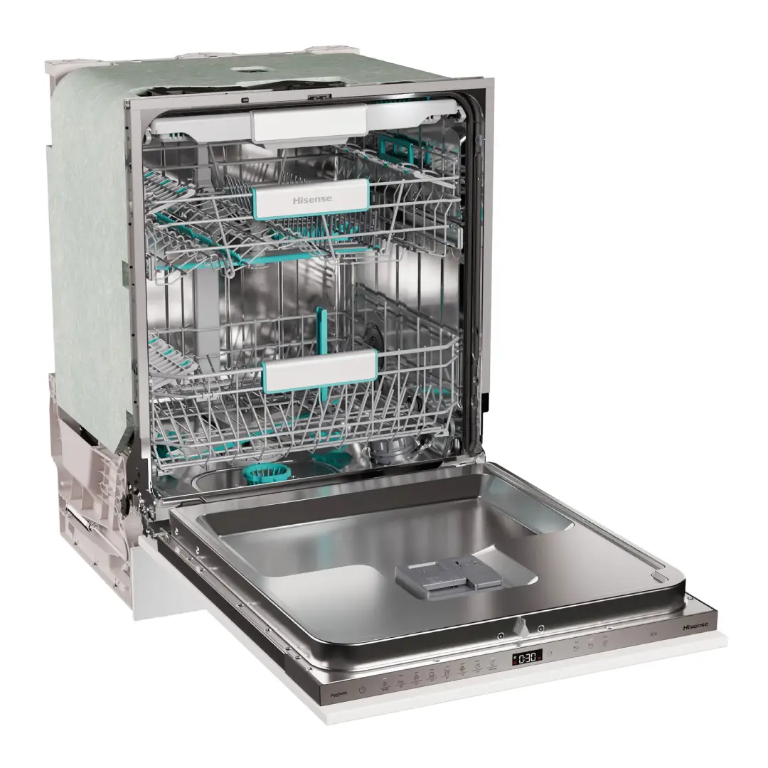Imagen del lavavajillas Hisense HV-673A65 abierto, mostrando todas sus bandejas, compartimentos y organización interior, disponible en Electrocash.