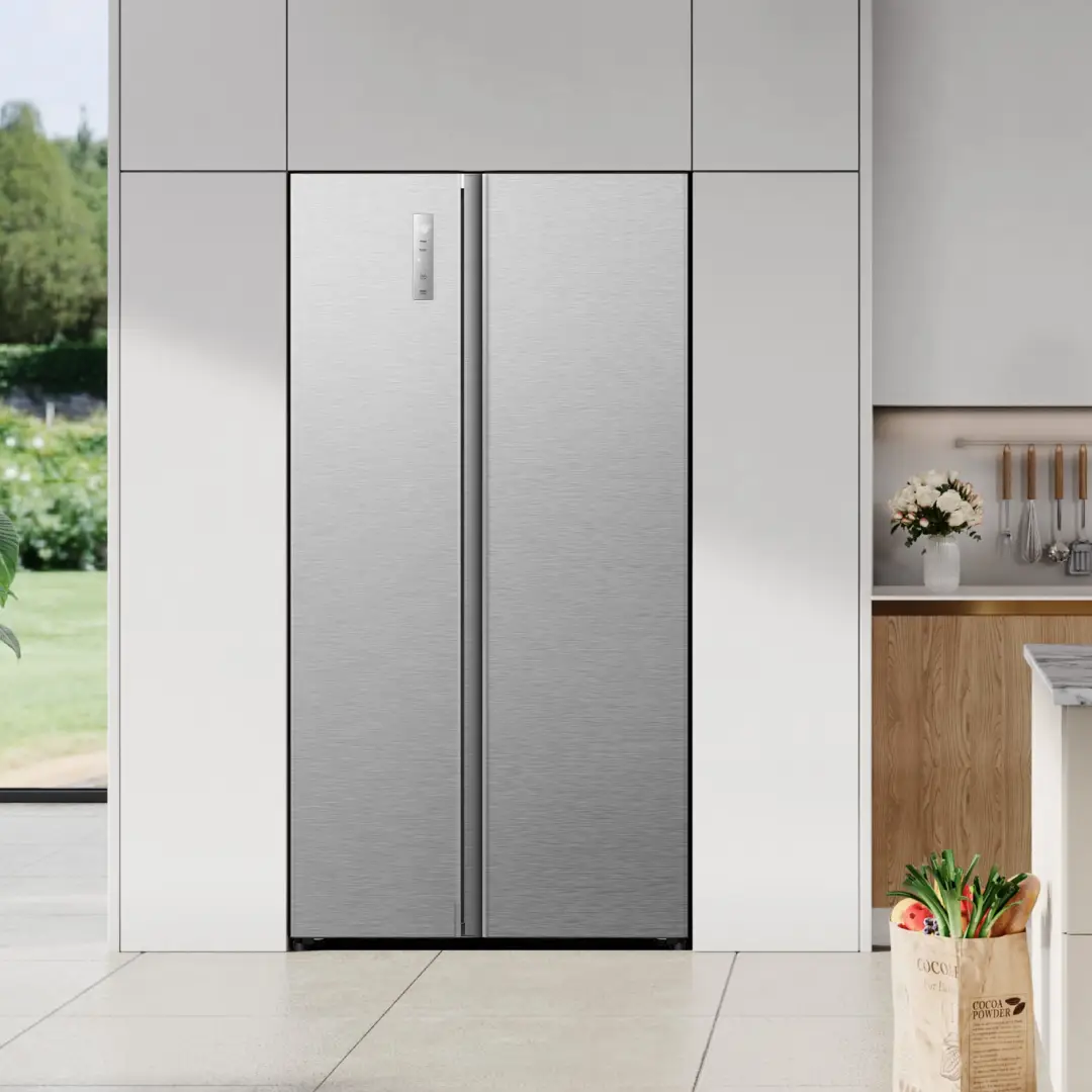 Imagen del Hisense SBS RS-3P538NAIE en inox instalado en una cocina, mostrando su diseño elegante y gran capacidad de almacenamiento integrado en el espacio, disponible en Electrocash.
