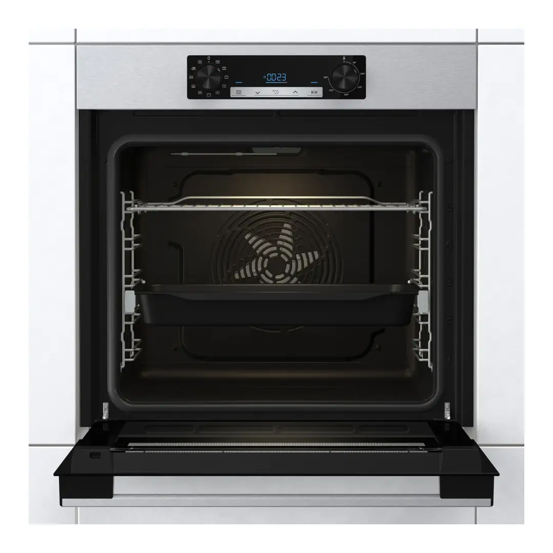 Imagen del horno Hisense BI-62216AX abierto, mostrando su amplio interior de 77 L, con bandejas, parrilla y guías telescópicas, disponible en Electrocash.
