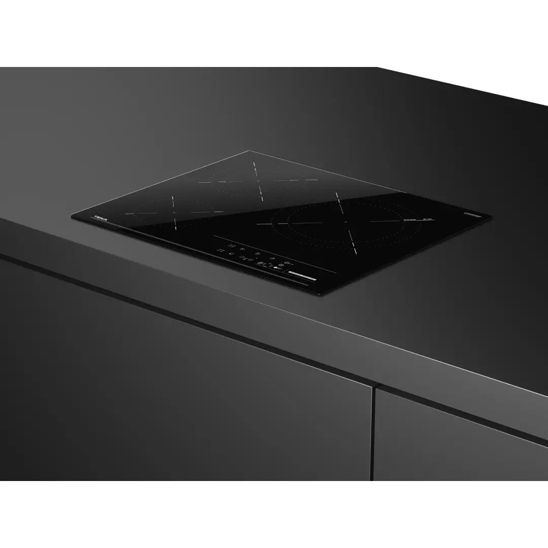 Imagen de la placa Teka TBC-63620TTC BK integrada en una cocina moderna, mostrando su diseño elegante y funcionalidad con 3 zonas High Light y control táctil – disponible en Electrocash.