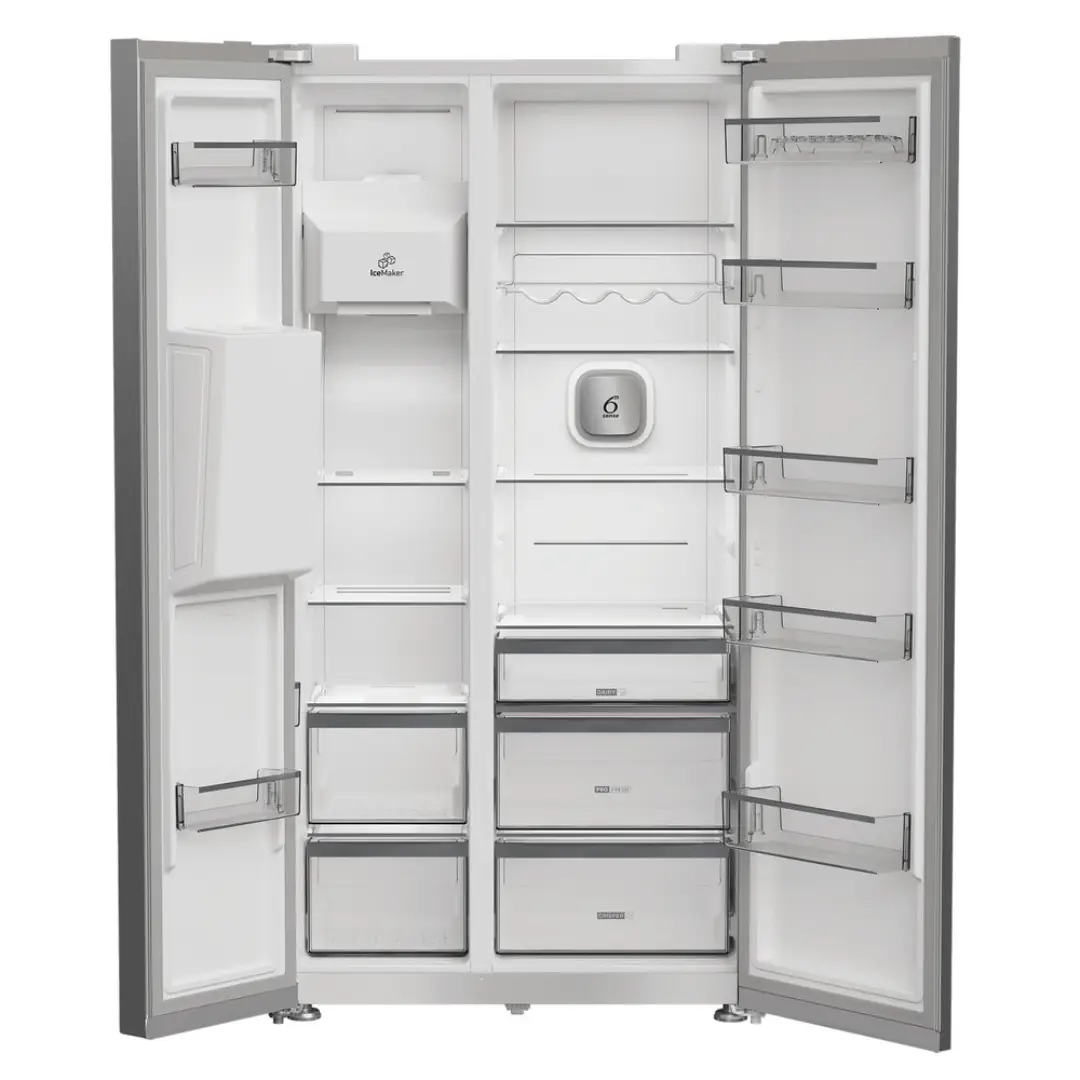 Imagen del frigorífico Whirlpool SBS WHG2-6574W X5E abierto y vacío, mostrando estantes, compartimentos y cajones vacíos, disponible en Electrocash.