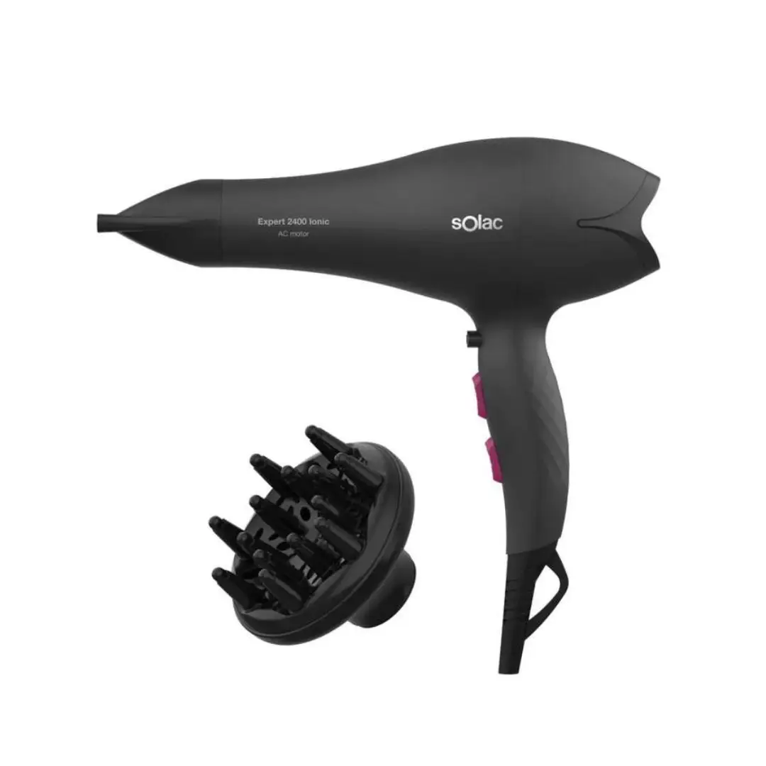 Imagen frontal del secador Solac SP-7152 AC de 2400W, con tecnología iónica y potencia profesional, diseñado para un secado rápido y cuidado del cabello, disponible en Electrocash.
