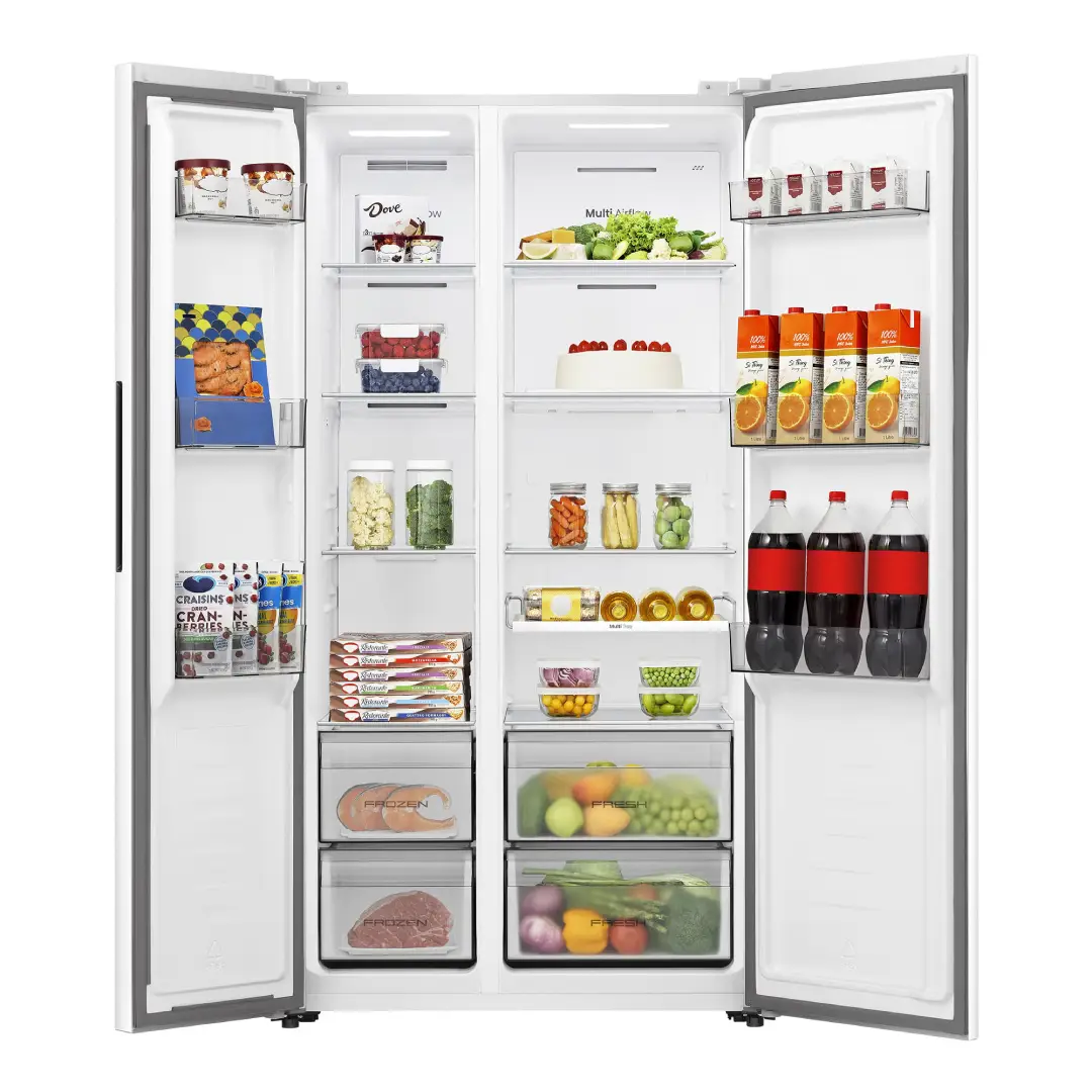 Imagen del frigorífico Hisense SBS RS-3P538NEWE abierto y lleno, mostrando estantes, cajones y organización con alimentos y bebidas, disponible en Electrocash.