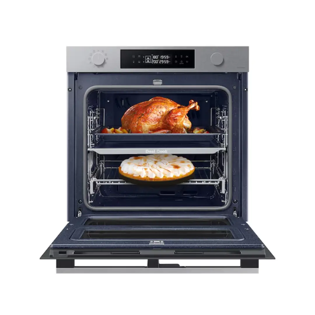 Imagen del horno Samsung NV7B4530ZAS/U1 abierto, mostrando su interior de 76 litros con bandejas, guías telescópicas y sistema Dual Cook Flex, disponible en Electrocash.