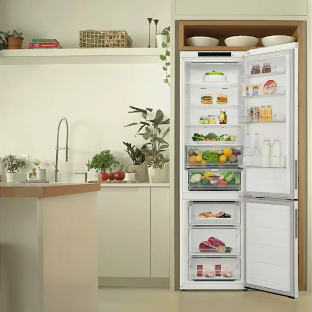El frigorífico LG GBV-22NCDSW en una cocina moderna, lleno de alimentos frescos, destacando su diseño elegante y funcionalidad eficiente Inverter, disponible en Electrocash.