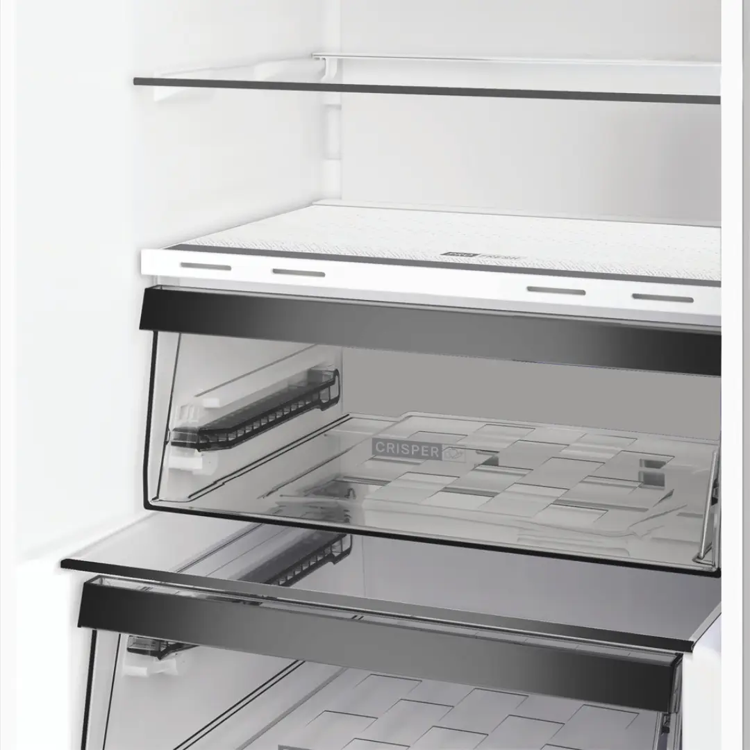 Primer plano de los cajones del frigorífico Whirlpool WHK-25364 W5E, mostrando su zona FreshBox para frutas y verduras y el amplio espacio del congelador inferior, disponible en Electrocash.