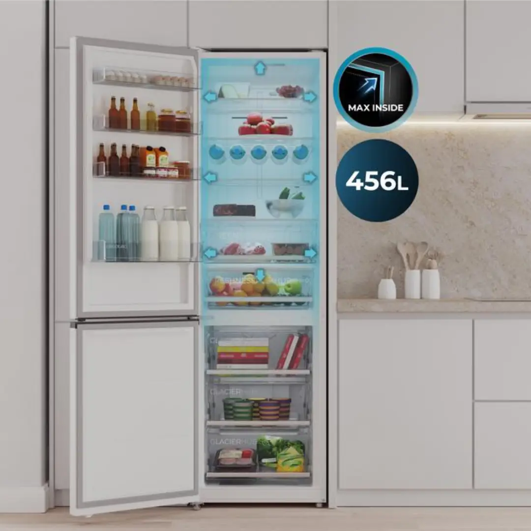 El frigorífico Cecotec Bolero CoolMarket 456 en cristal blanco integrado en una cocina moderna, destacando su diseño elegante y acabado brillante, disponible en Electrocash.