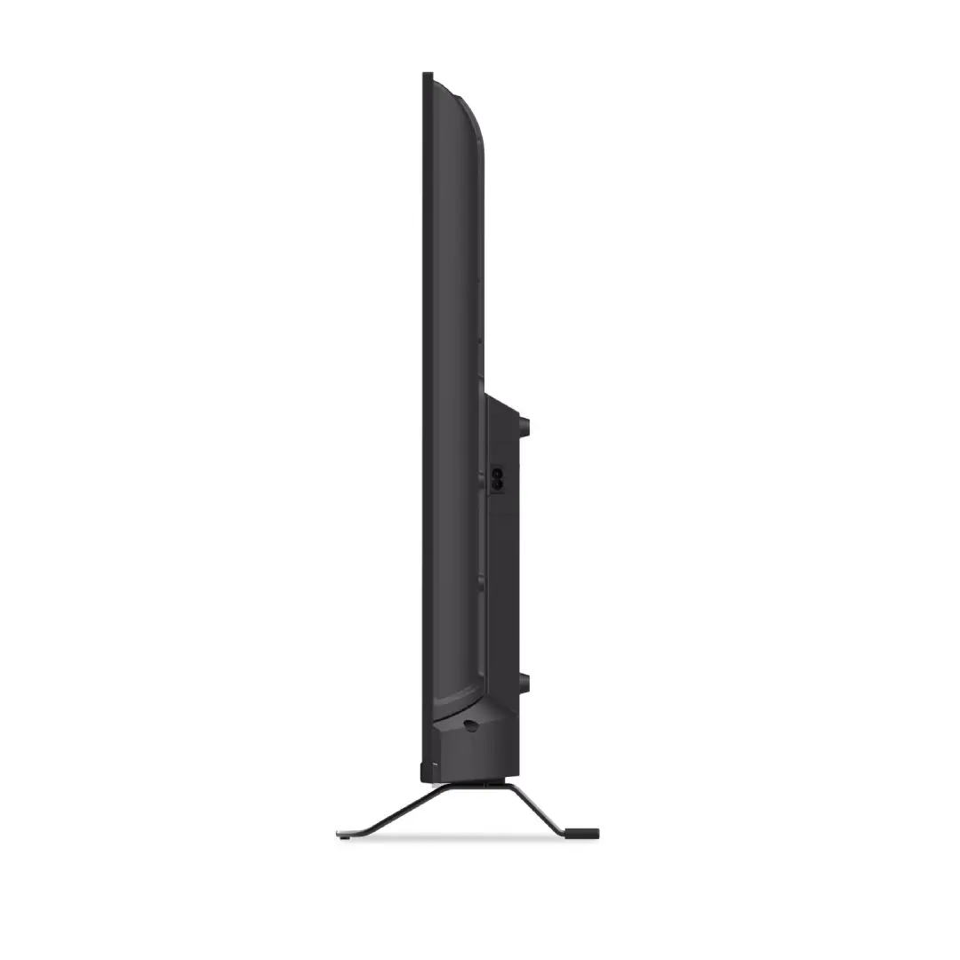 Otra vista lateral del televisor Engel LE-4394QLED, destacando su diseño estilizado y base de soporte, disponible en Electrocash.